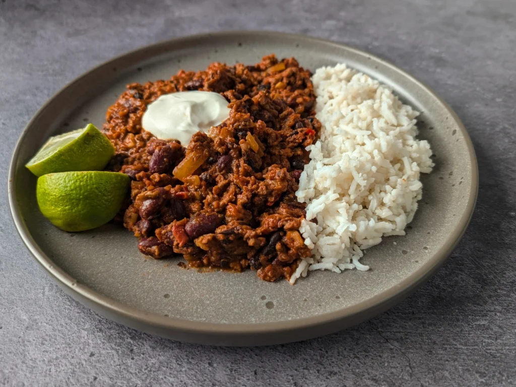 Chili con carne med ris, lime og creme fraiche