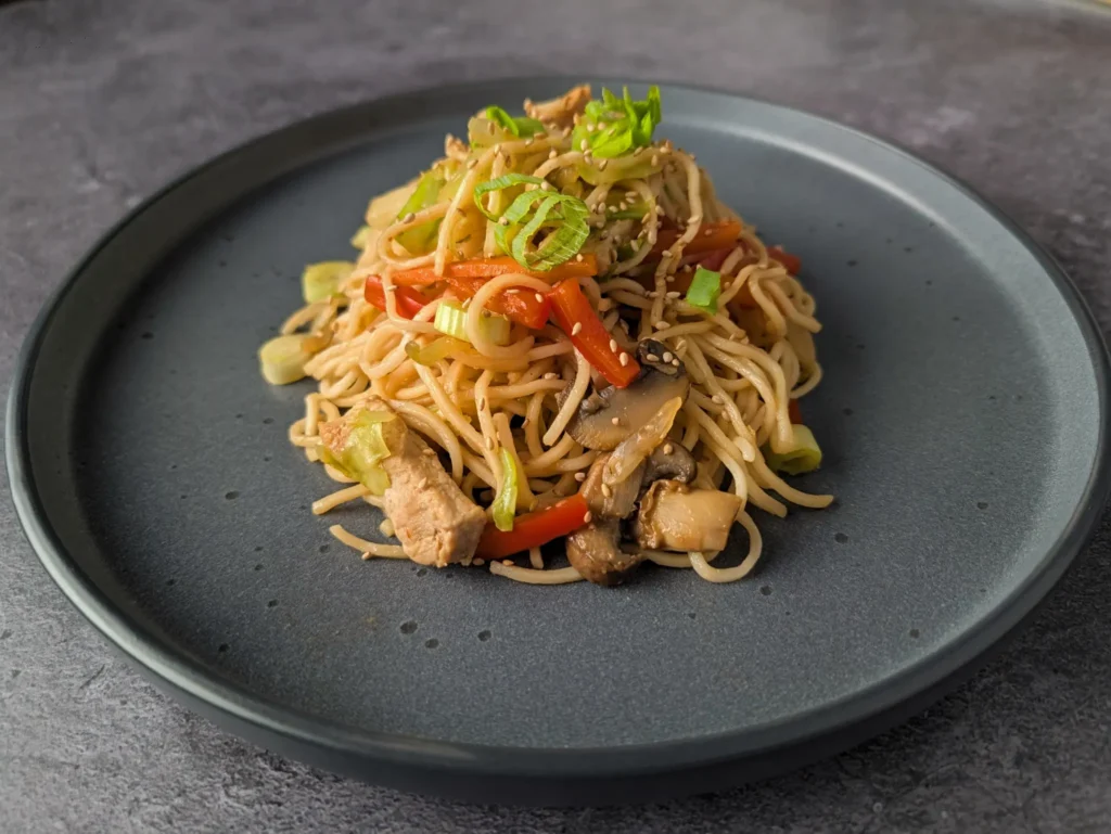 Yakisoba med svinekød, nudler og sprøde grøntsager