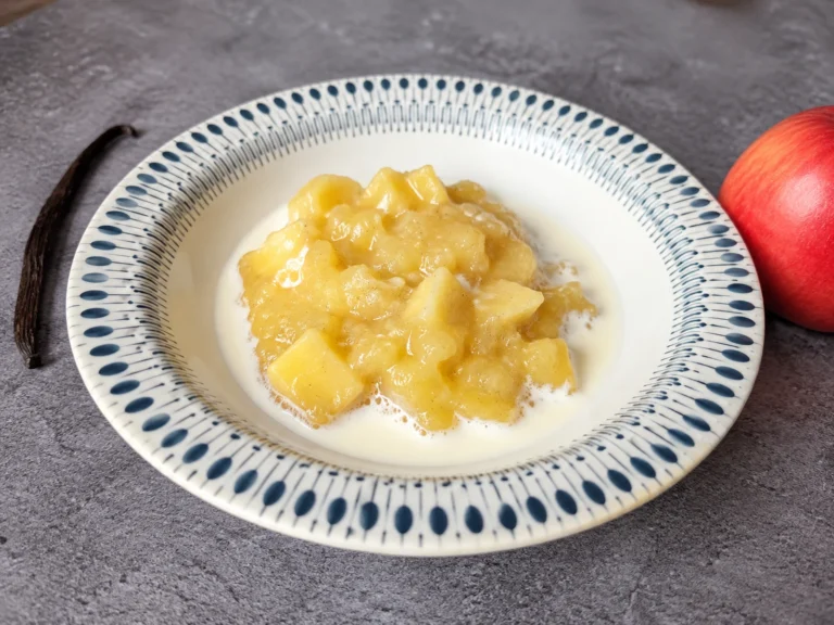 Æblegrød med vanilje serveret klar til dessert
