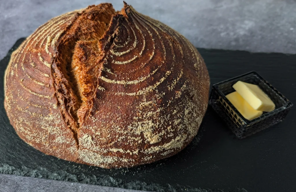 Grydebrød med sprød gylden skorpe bagt med ølandshvede, poolish og honning
