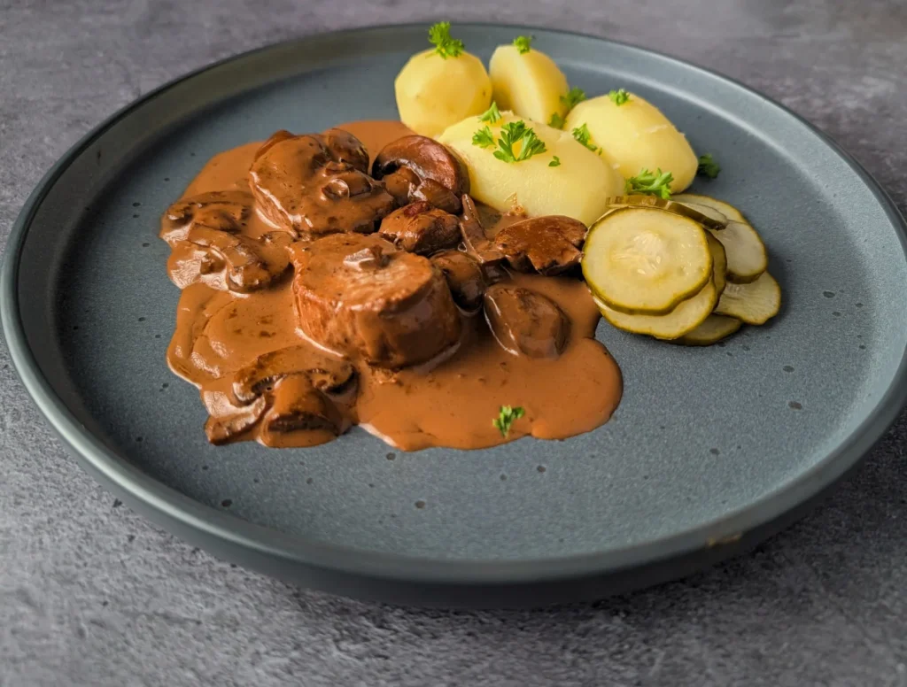 Svinemørbrad i cremet flødesauce med champignon og løg