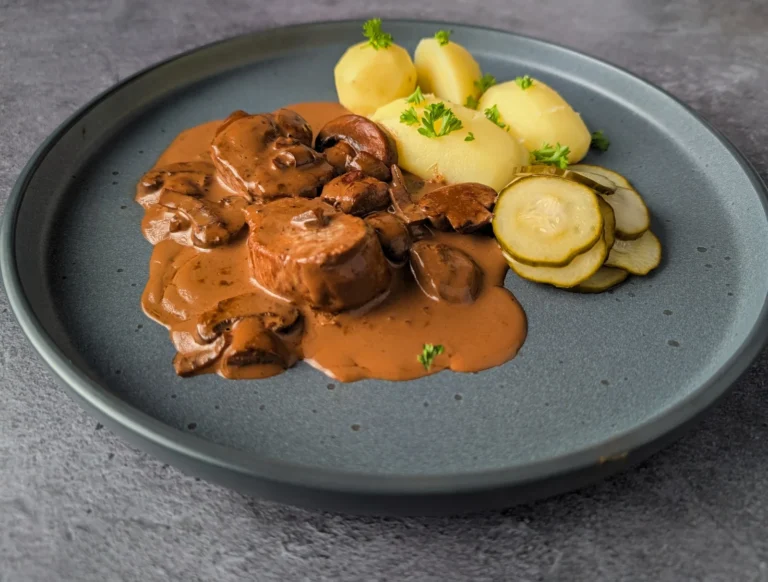 Svinemørbrad i cremet flødesauce med champignon og løg